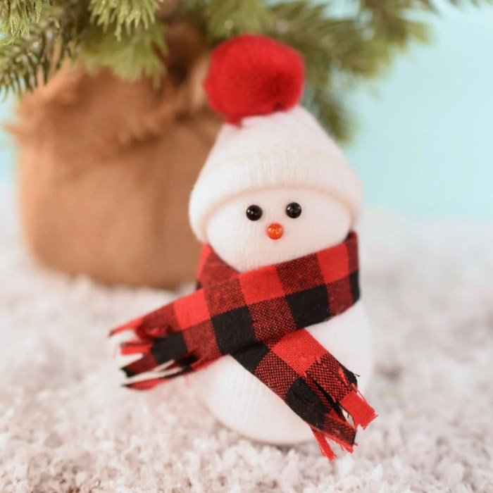 How to make a snowman decoration for outside