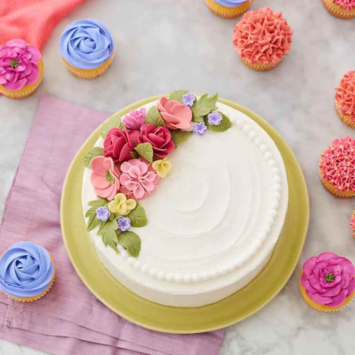 How to make a flower cake decoration