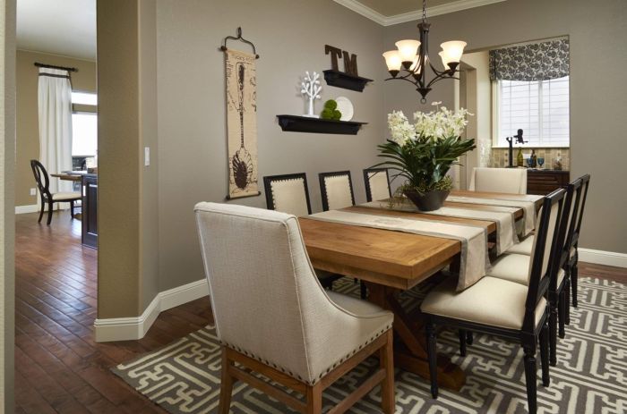 How to decorate a dining room wall