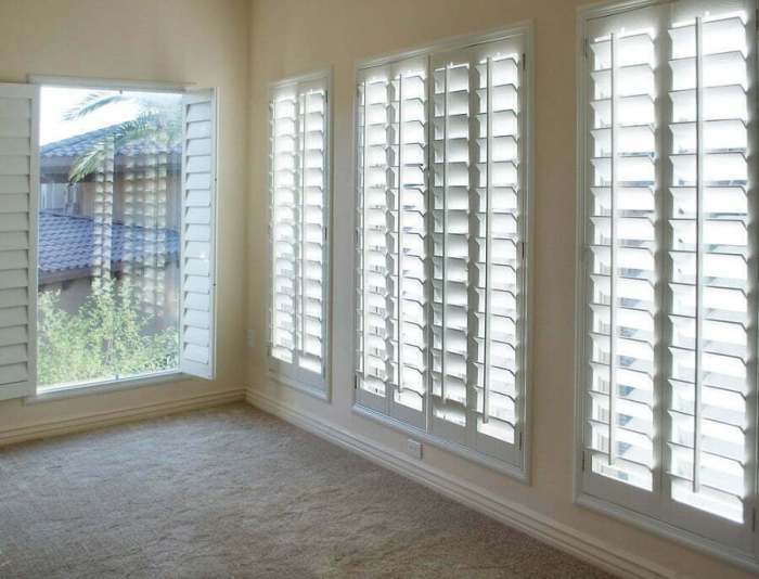 How to decorate plantation shutter window for christmas